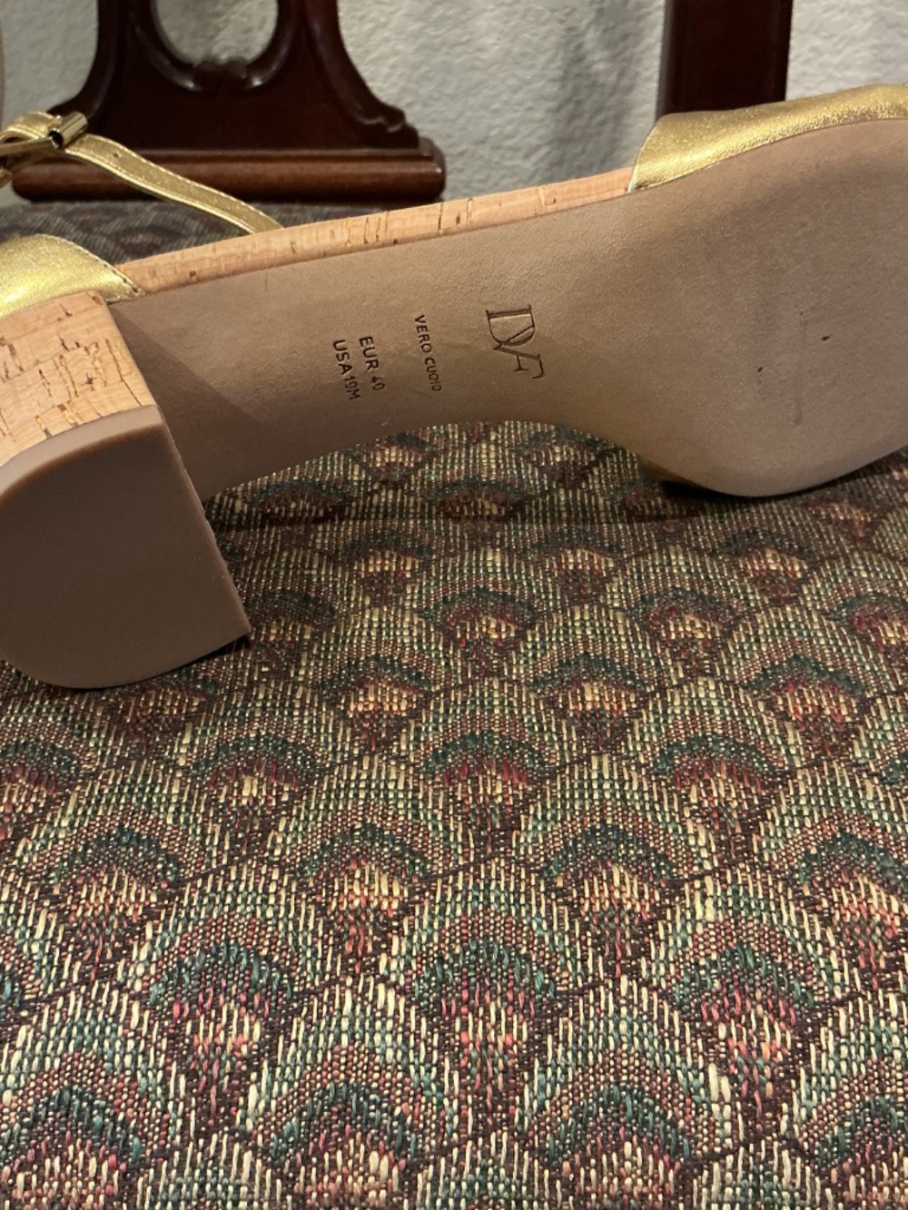 Gold Diane Von Furstenbeg leather sandals & matching purse. Purse is not DVF. - Picture 5 of 11